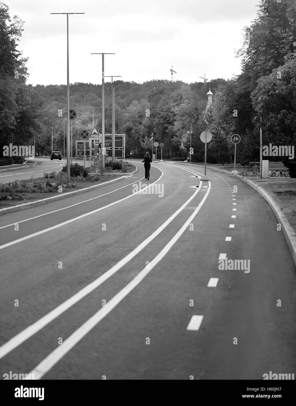 Schöne Fahrt eine kurvenreiche Straße, die in den Horizont verschwinden Stockfoto