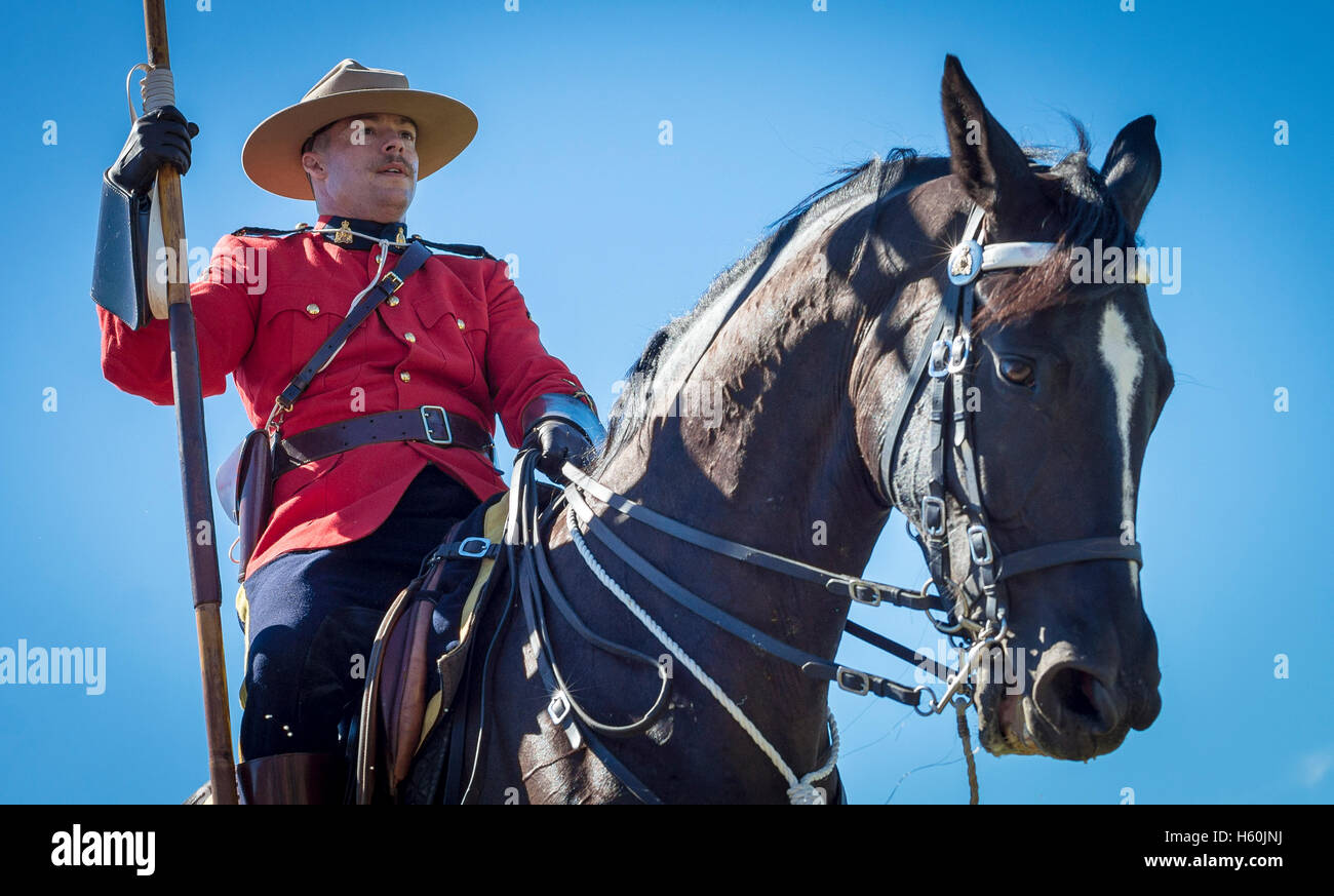 Männliche RCMP Mountie auf dem Pferderücken im Rahmen einer Feierstunde musikalische Fahrt Stockfoto