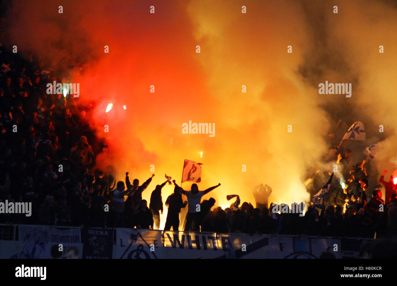 FC Dynamo Kyiv Anhänger brennen Fackeln während des Spiels gegen FC Metalist Charkiw (Ukraine-Meisterschaft) in Kiew Stockfoto