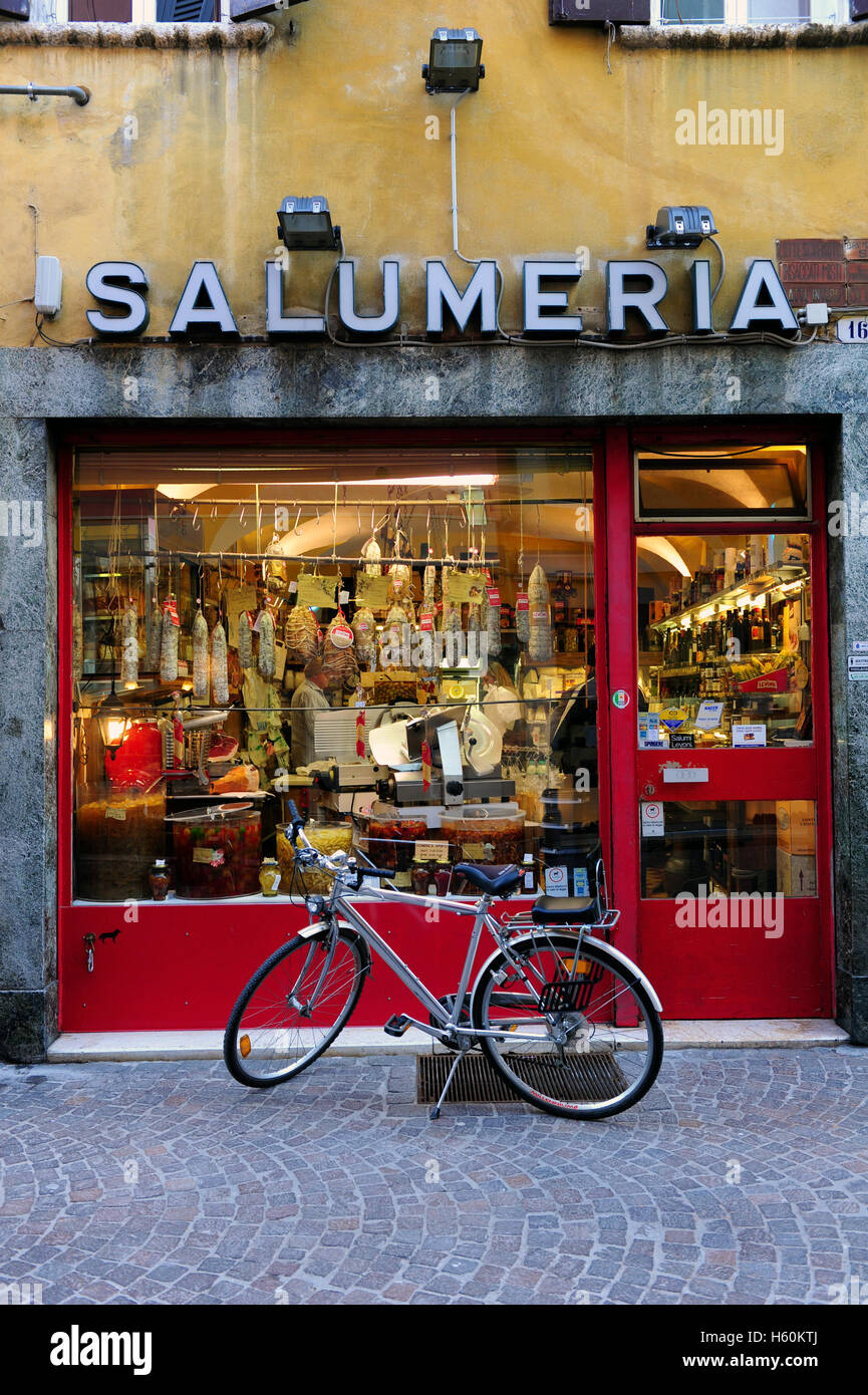 Eine Deli shop Verkauf Aufschnitt und andere Köstlichkeiten in der Stadt Mantua in Norditalien Stockfoto