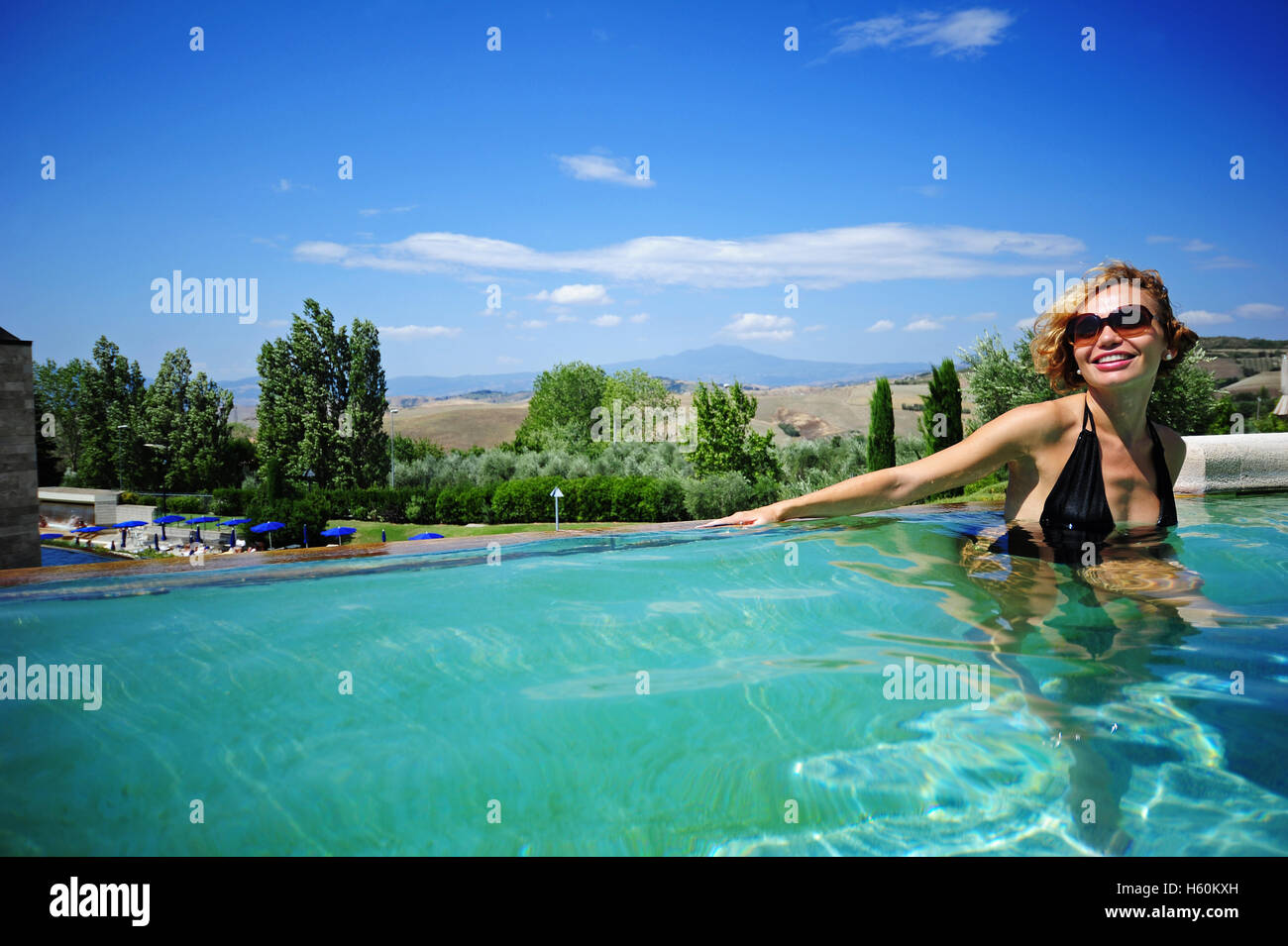 Frau Entspannung Im Thermalbad Im Freien Von Fonteverde Natural Spa Resort In San Casciano Dei Bagni In Der Nahe Von Siena Italien Stockfotografie Alamy