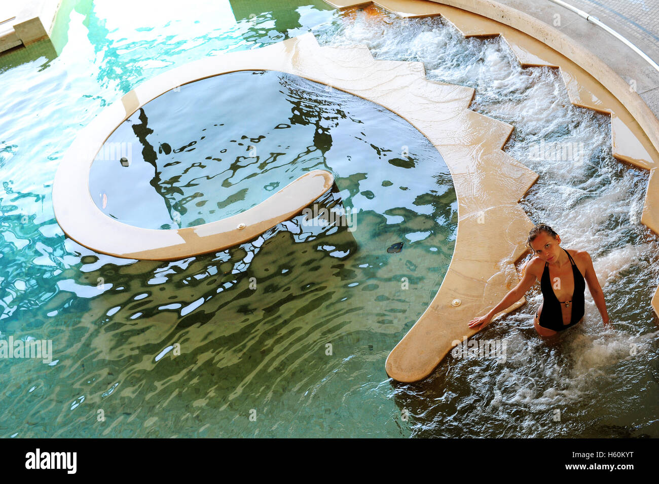 Eine junge Frau in den thermal-Innenpool von Fonteverde Natural Spa Resort in San Casciano dei Bagni, in der Nähe von Siena, Italien Stockfoto