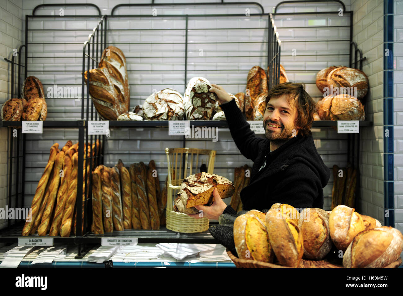 Französischer Bäcker und Konditor Gontran Cherrier in seiner Bäckerei in der Rue Caulaincourt in Paris, Frankreich Stockfoto