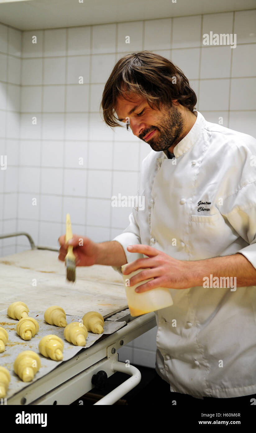 Gontran Cherrier bei der Arbeit im Labor von seiner Bäckerei in Montmartre, Paris. Stockfoto