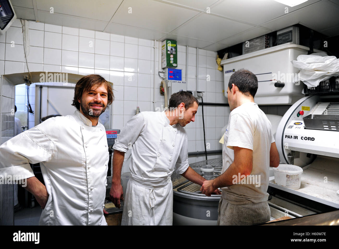 Gontran Cherrier (links im Bild) bei der Arbeit im Labor seiner Bäckerei in Montmartre, Paris. Stockfoto