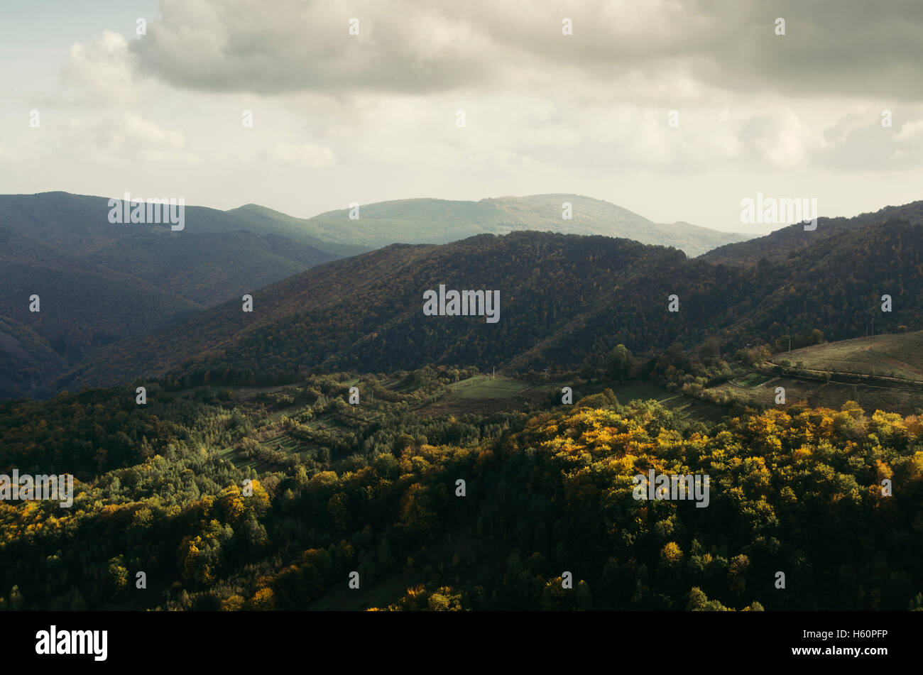 Natur-Landschaft. Landschaft mit Bergen, Hügeln, bunten Herbstwald und Wolken am Himmel abends in einem entfernten Naturschutzgebiet Stockfoto
