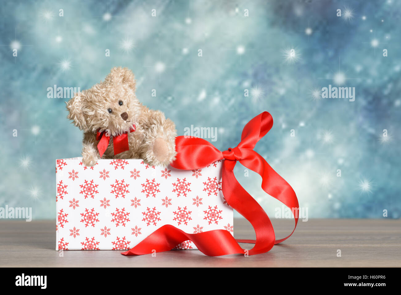 Kleine Spielzeug Teddybär klettern aus Weihnachts-box Stockfoto