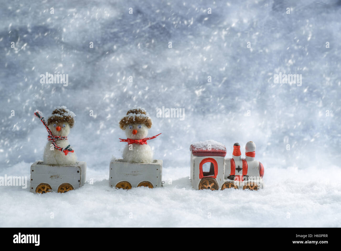 Lustige Schneemänner in Zug Stockfoto