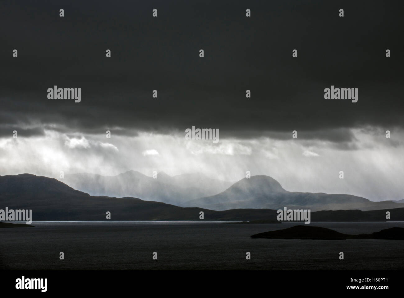 Schwarzem Gewitterhimmel und Platzregen während Sturm über öde Wildnis der Coigach, Wester Ross, Western Highlands von Schottland Stockfoto