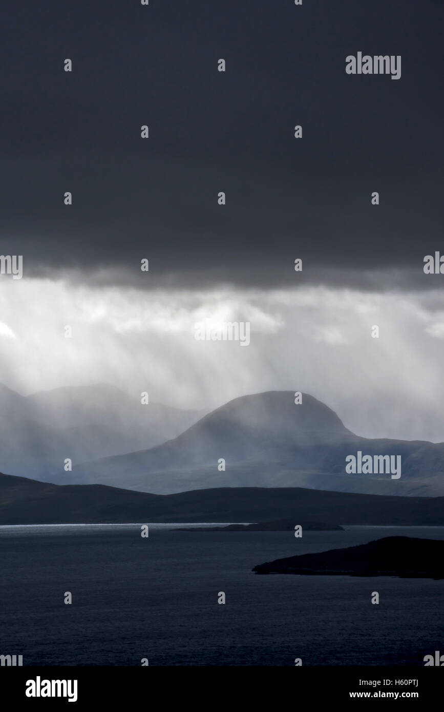 Schwarzem Gewitterhimmel und Platzregen während Sturm über öde Wildnis der Coigach, Wester Ross, Western Highlands von Schottland Stockfoto