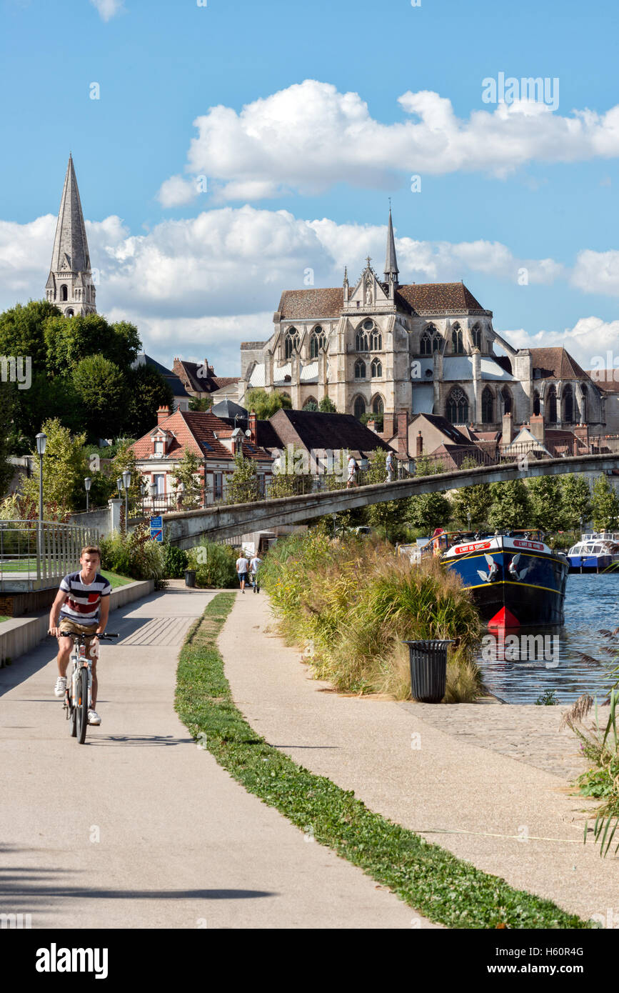 Besucher, die Radfahren vom d'Auxerre der Abbaye de Saint-Germain in Auxerre auf dem Treidelpfad am Ufer des Flusses Yonne, Burgund, Frankreich Stockfoto