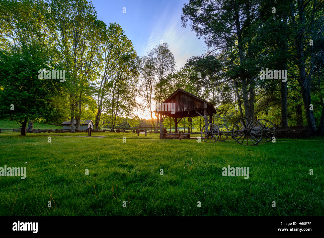 Ein Bild von Leben in den Bergen am Mabry Mill befindet sich in Wiesen von Dan Virginia. Stockfoto