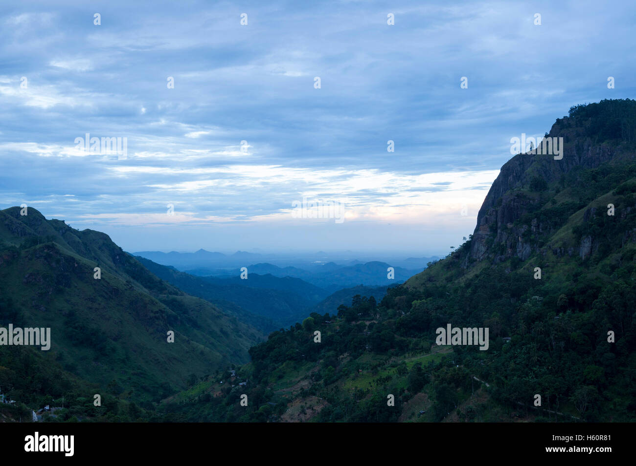 Ansicht des Little Adams Peak auf der linken Seite, Ella Rock auf der rechten Seite und Ella Gap zwischen, Ella, Sri Lanka Stockfoto