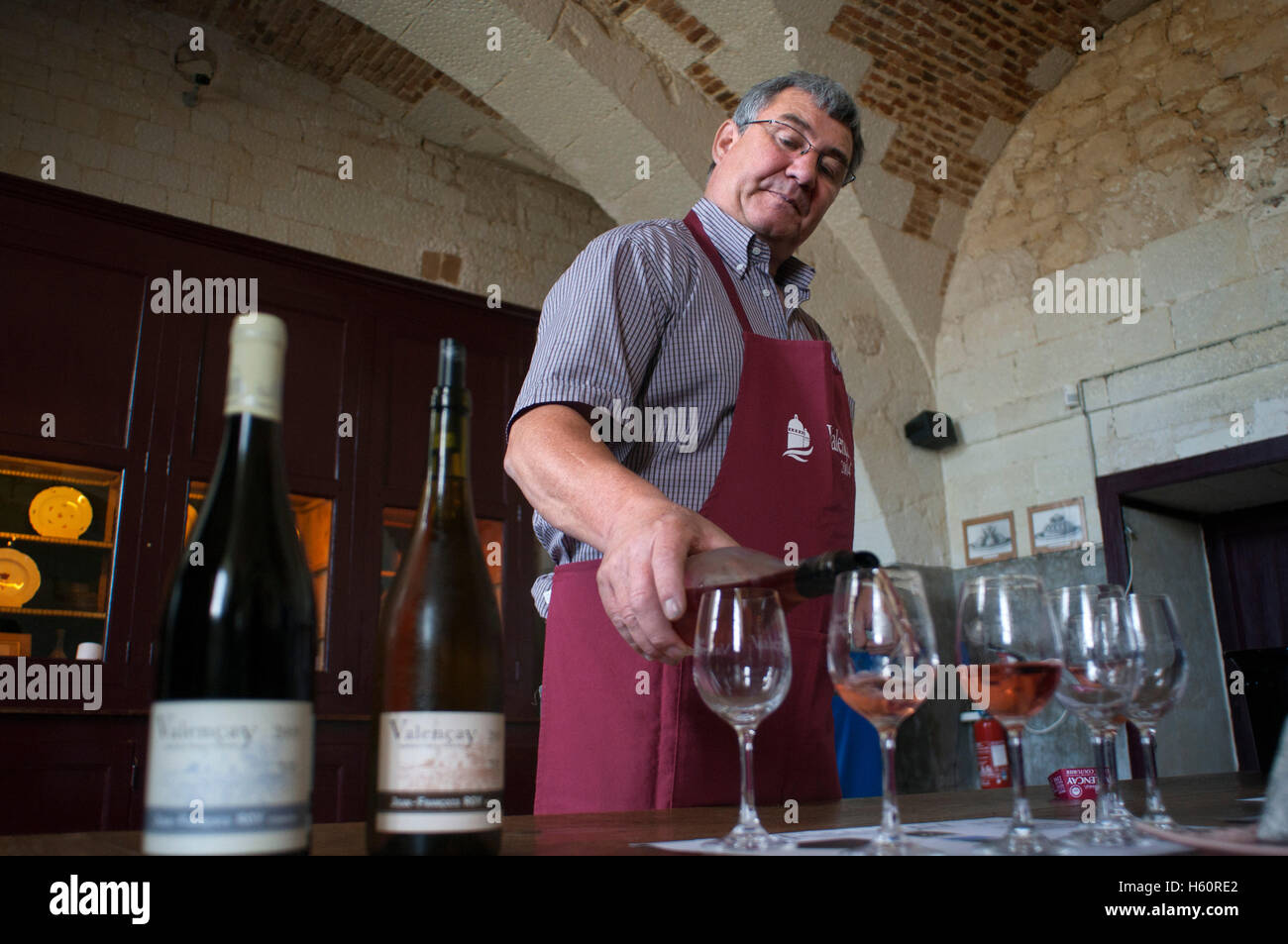 Schloss von Valencay im Loire-Tal, Indre, Centre, Frankreich. Wein- und Käseverkostung mit dem Winzer DOC Mr. Roy in th Stockfoto