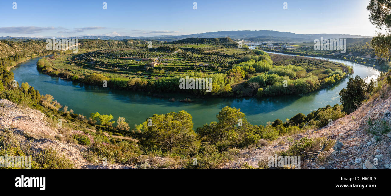 Kurve des Flusses Ebro bei Sonnenuntergang in der Nähe von Flix in Katalonien, Spanien Stockfoto