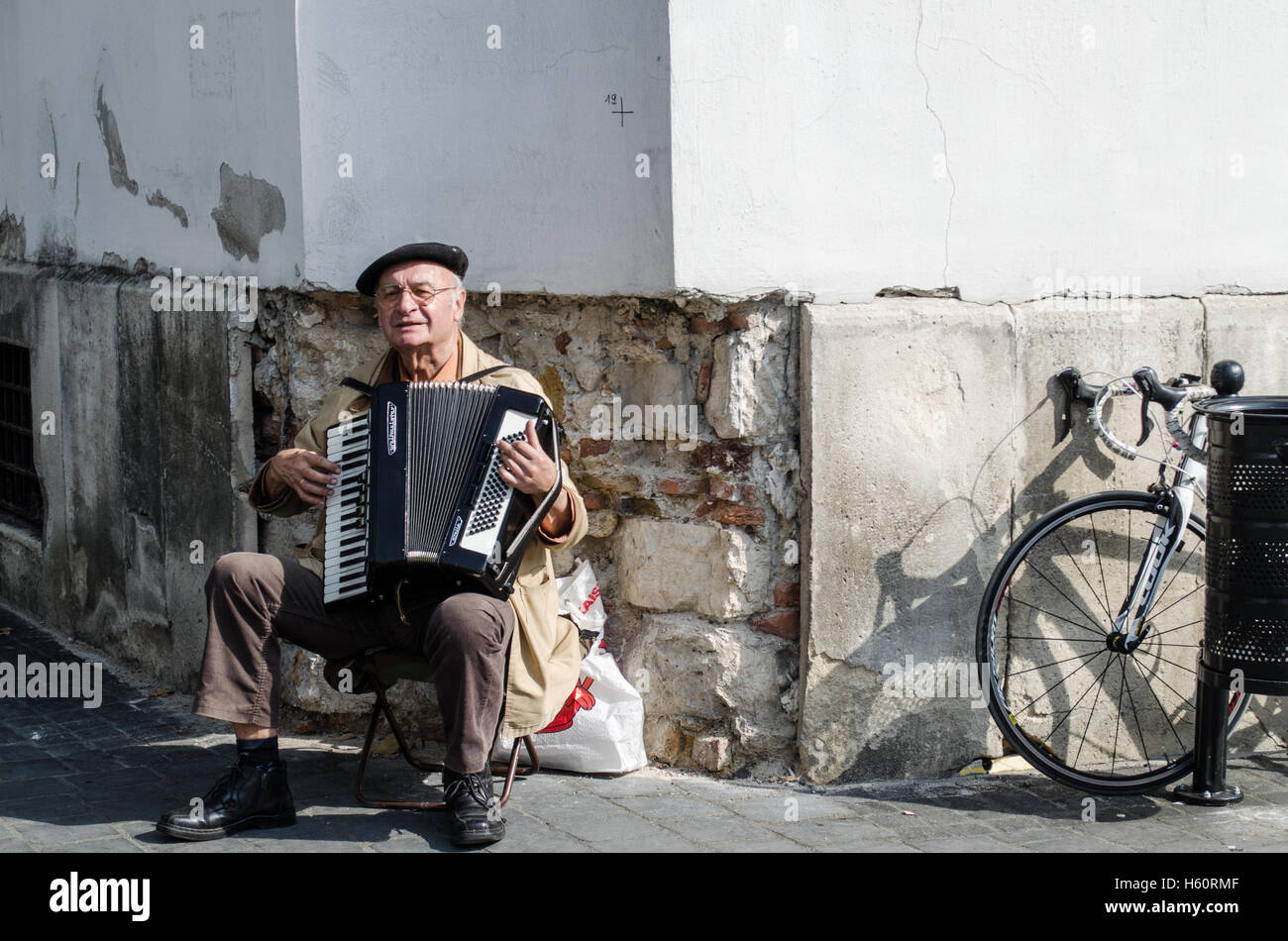 Ein älterer Mann Schnallen mit seinem Accodion auf den Straßen von Budapest. Stockfoto