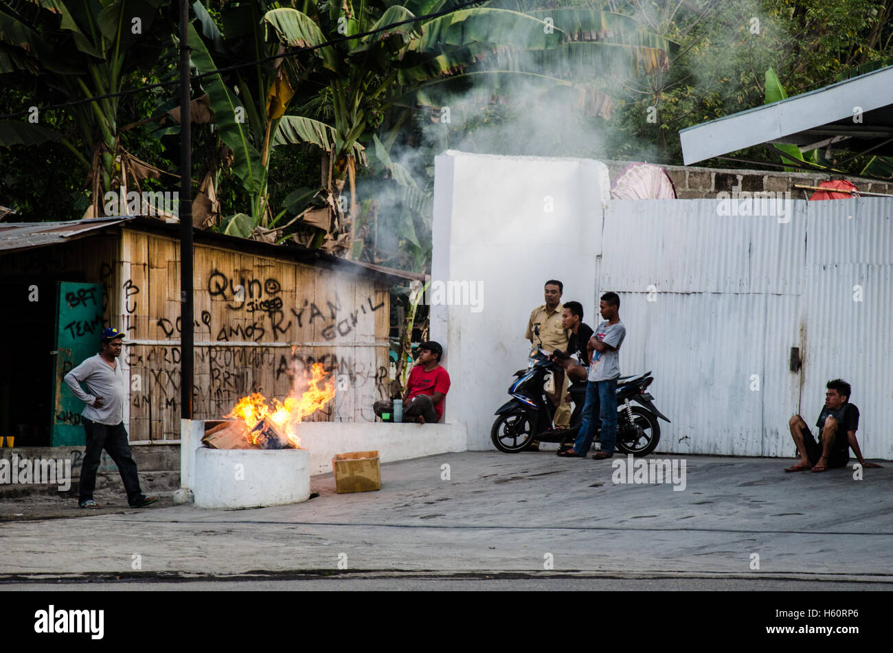 Straße Lagerfeuer und Graffiti auf den Straßen von Ende, Flores Stockfoto