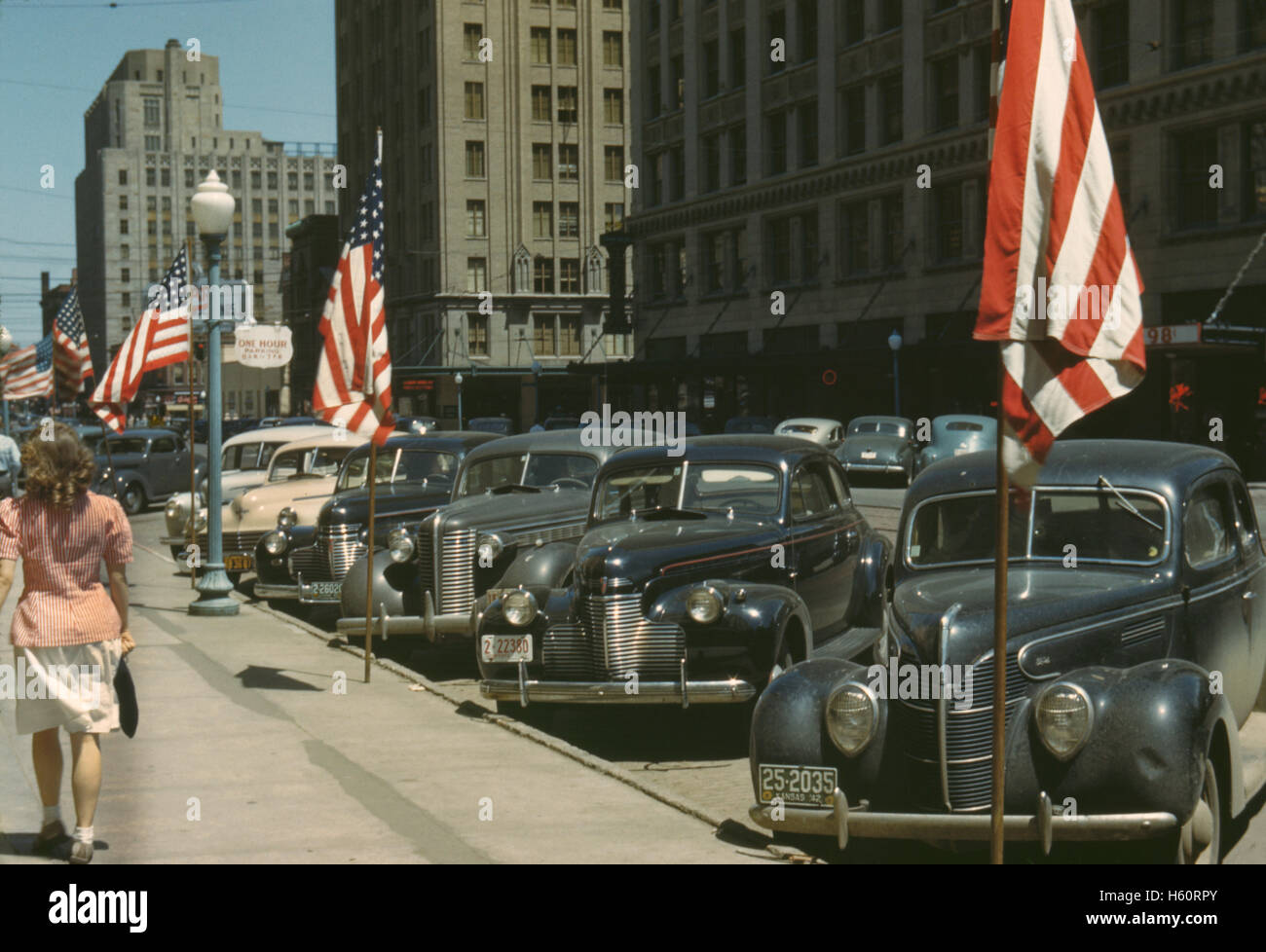 Straßenszene mit amerikanischen Flaggen, Lincoln, Nebraska, John Vachon für Büro der Krieg-Informationen, Juli 1942 Stockfoto
