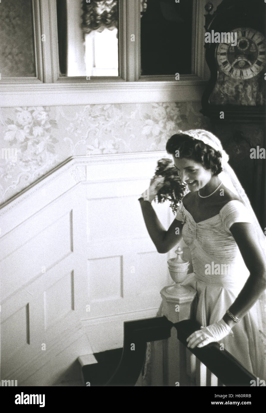 Jackie Bouvier Kennedy werfen Bouquet, Newport, Rhode Island, USA, von Toni Frissell, 12. September 1953 Stockfoto