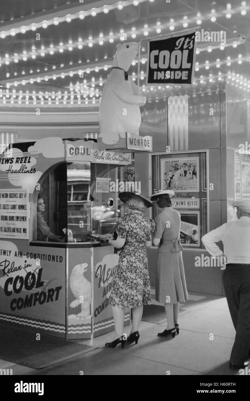 Zwei Frauen, die Tickets für ein Kino in Chicago, Illinois, USA, John Vachon, USA Office of war Information, Juli 1940 Stockfoto
