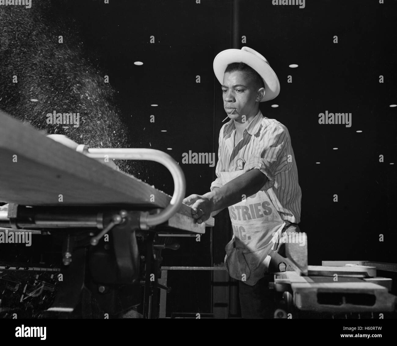 Carpenter Building Torpedo Boats at Shipyard während des Zweiten Weltkriegs, New Orleans, Louisiana, USA, Howard R. Hollem, USA Office of war Information, Juli 1942 Stockfoto