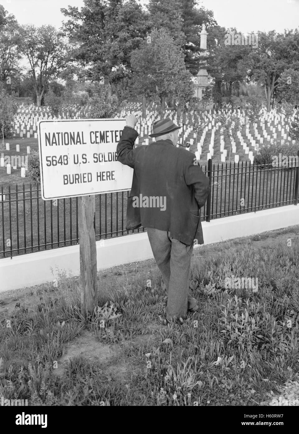 Mann steht auf dem Nationalfriedhof Militär, Kairo, Illinois, USA, John Vachon für Büro der Krieg-Informationen, kann 1940 Stockfoto