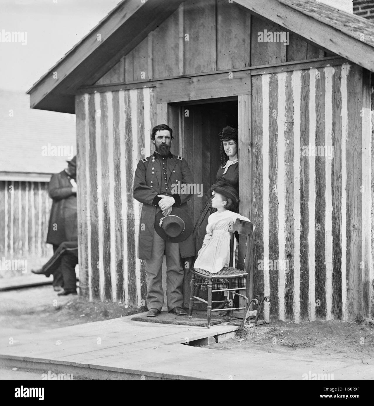 Union Army Brigadier General John A. Rawlins, Chef des Stabes, mit Frau und Kind an Tür zu ihren Quartieren, City Point, Virginia, 1860 Stockfoto