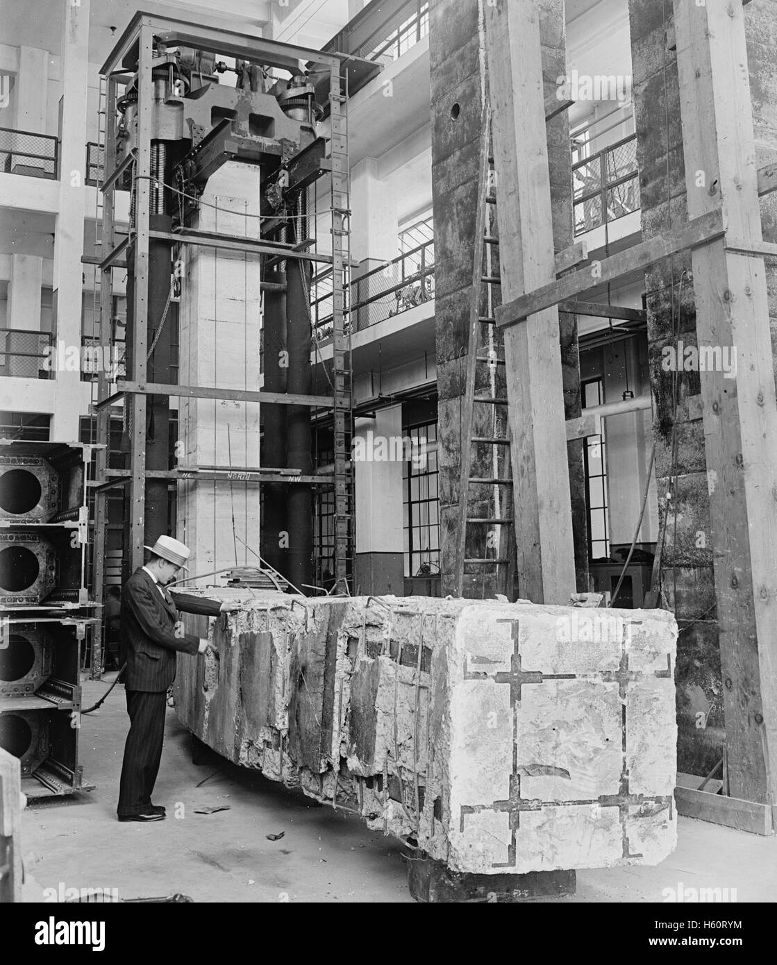 Arbeiter im Bureau of Standards Tests Beton Balken, Washington DC, USA, National Photo Company, August 1929 Stockfoto