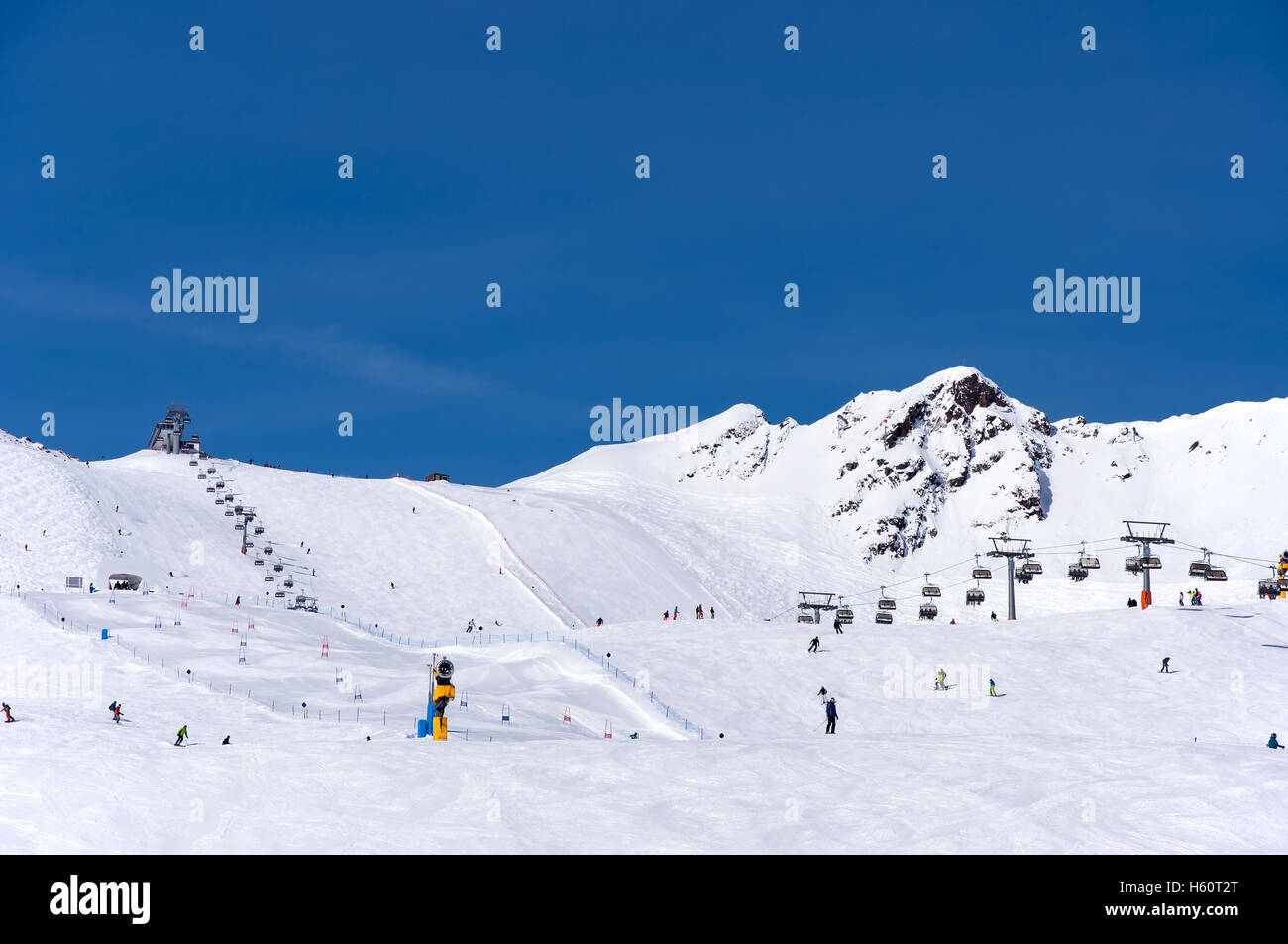 Skifahrer, Sessellift und leicht Riesenslalomkurs im alpinen Skigebiet Sölden im Ötztal Alpen, Tirol, Österreich Stockfoto