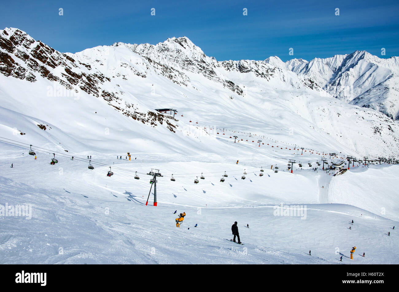 Skilifte, Skifahrer, Snowboarder, Pisten und Wintersport-Infrastruktur an den Hängen des Berges Giggijoch in Sölden Stockfoto