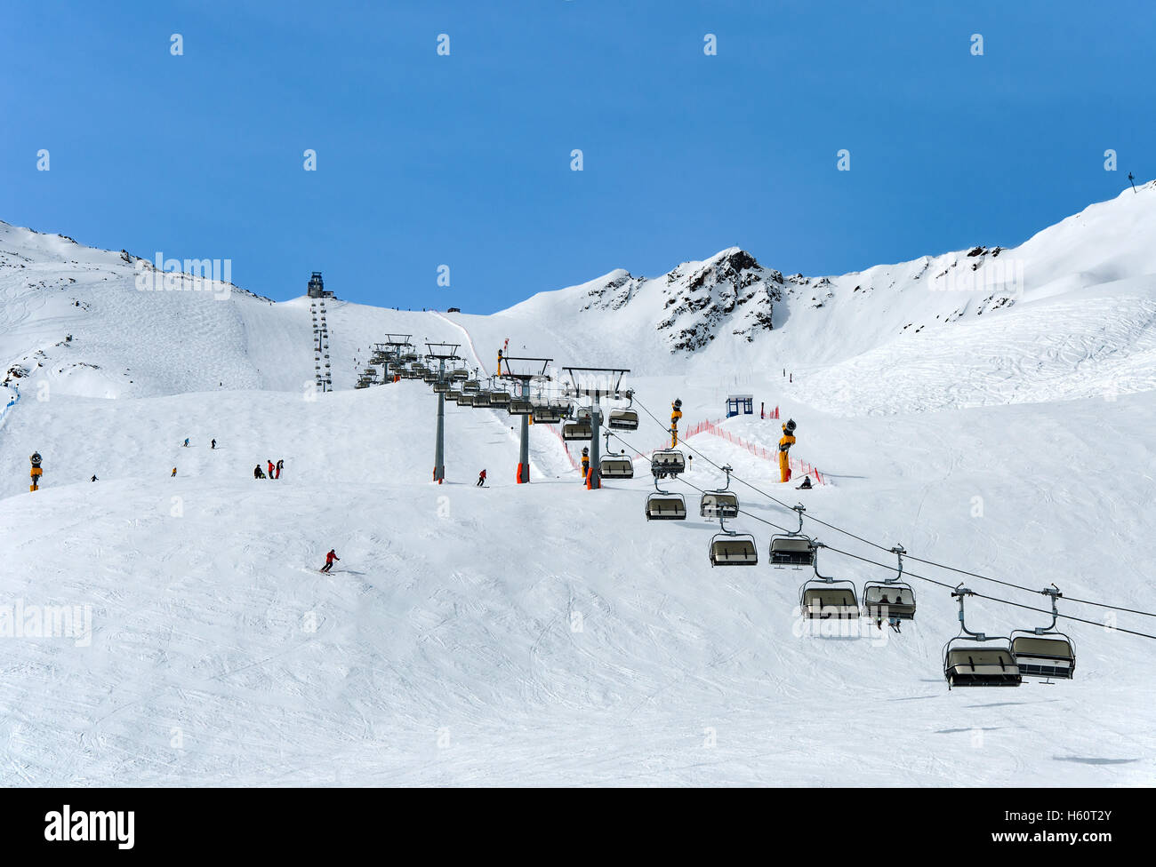 Ski- und Sessellift im alpinen Skigebiet Sölden im Ötztal Alpen, Tirol, Österreich Stockfoto