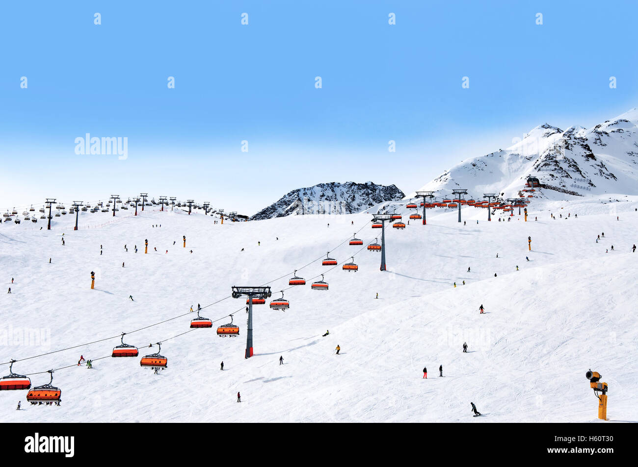 Ski- und Sessellifte im alpinen Skigebiet Sölden im Ötztal Alpen, Tirol, Österreich Stockfoto