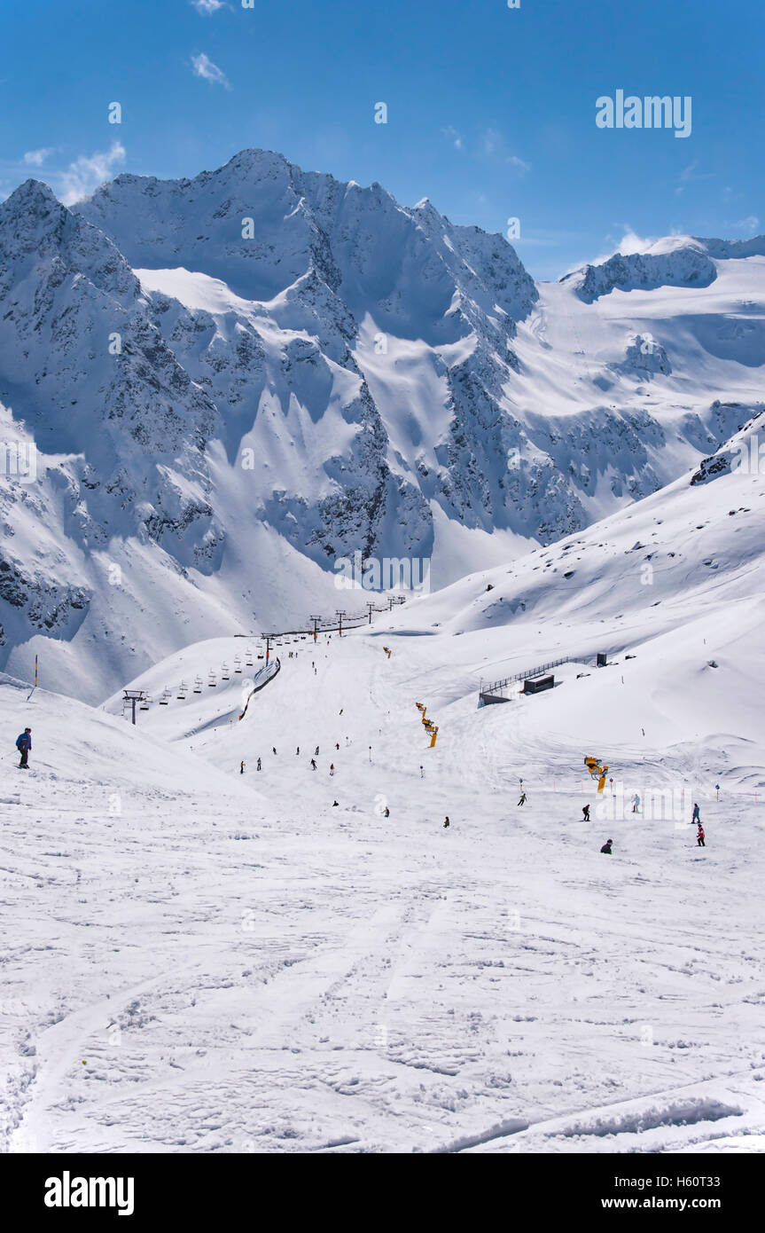 Skilifte, Skifahrer und Pisten zum Rettenbach Gletscher im Skigebiet Sölden im Ötztal Alpen in Tirol, Österreich Stockfoto