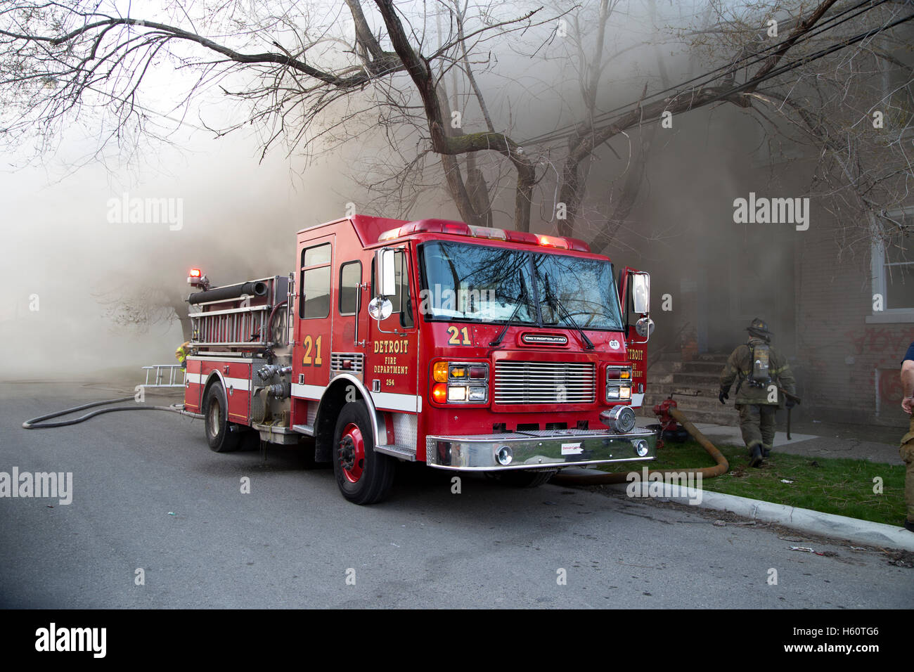 Feuerwehrauto und Feuerwehr Haus Löscharbeiten, Detroit, Michigan/USA Stockfoto