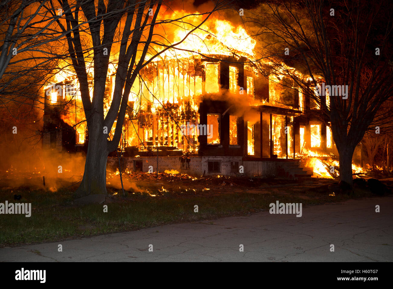Feuer im leerstehenden, zweistöckigen Wohnhaus in Detroit, Michigan, USA, von David Traiforos/Dembinsky Photo Assoc Stockfoto