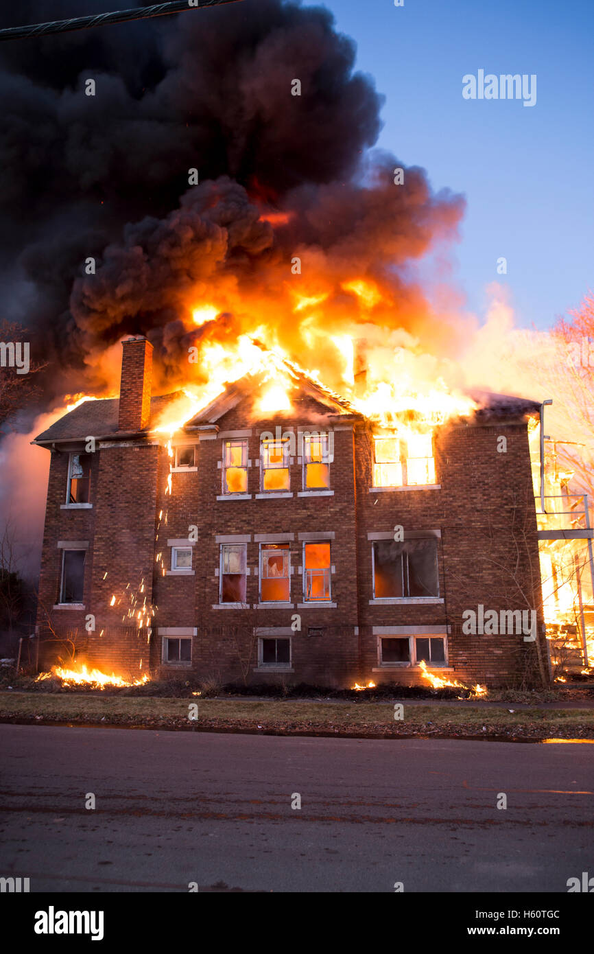 Brandstiftung Feuer in leer stehenden Wohnung Gebäude, am frühen Morgen, Detroit, Michigan/USA Stockfoto