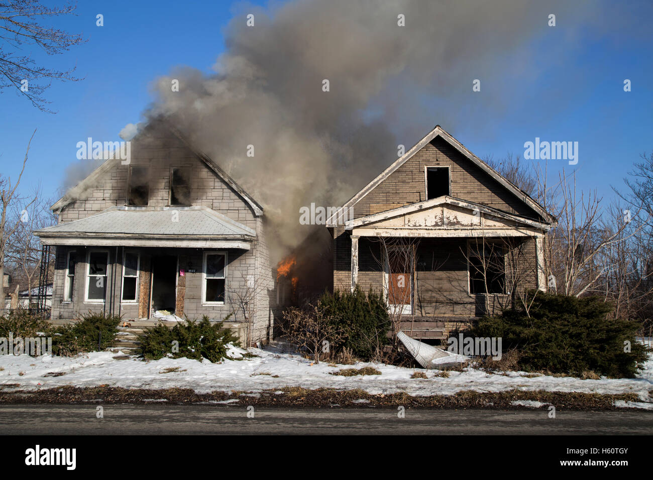 Zwei leerstehende Häuser brennen, Detroit, Michigan/USA Stockfoto
