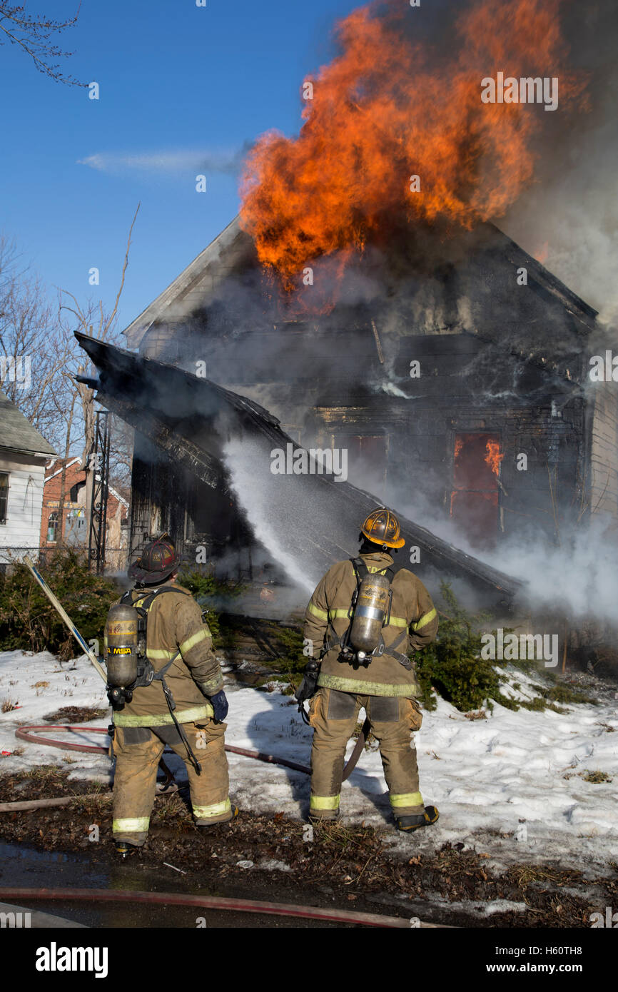 Die Brandbekämpfung Löschmittel Haus Feuer, Detroit, Michigan, USA Stockfoto
