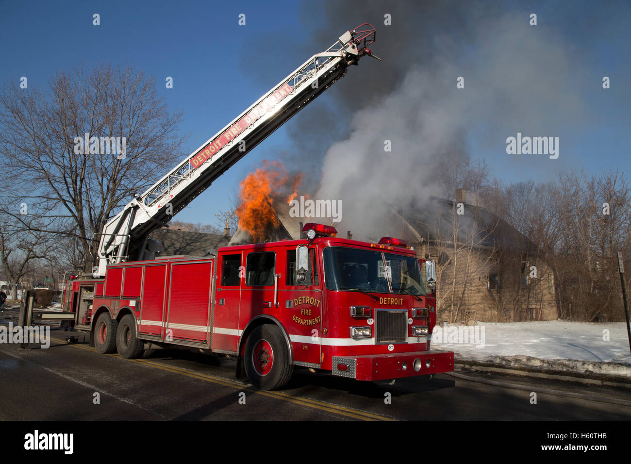 Aerial LKW und Feuerwehr Haus Löscharbeiten, Detroit, Michigan/USA Stockfoto