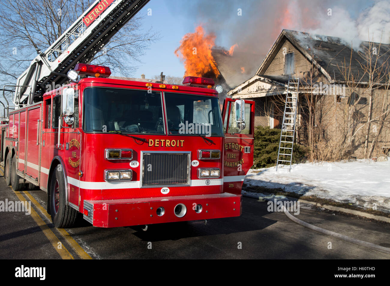 Aerial LKW und Feuerwehr Haus Löscharbeiten, Detroit, Michigan/USA Stockfoto