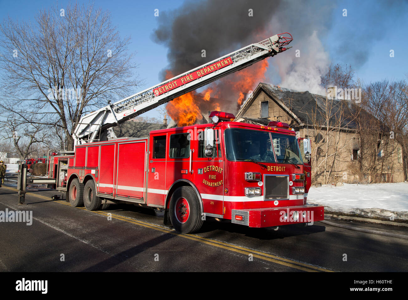Aerial LKW und Feuerwehr Haus Löscharbeiten, Detroit, Michigan/USA Stockfoto