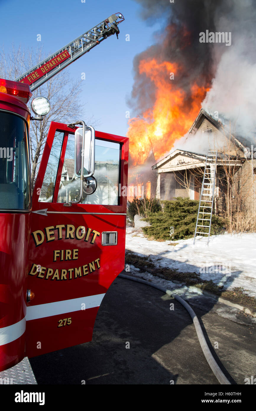 Aerial LKW und Feuerwehr Haus Löscharbeiten, Detroit, Michigan/USA Stockfoto
