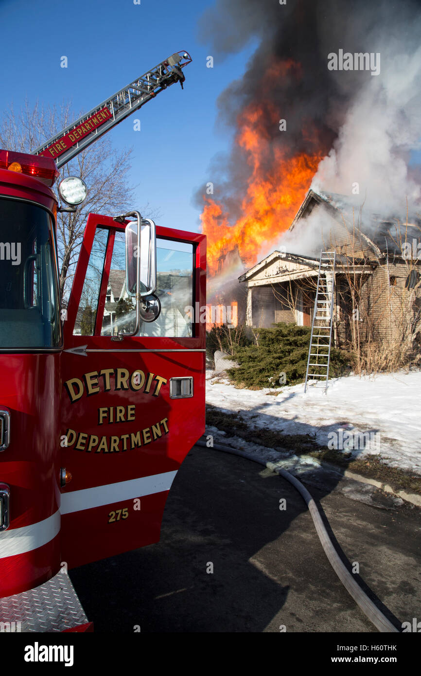 Aerial LKW und Feuerwehr Haus Löscharbeiten, Detroit, Michigan/USA Stockfoto