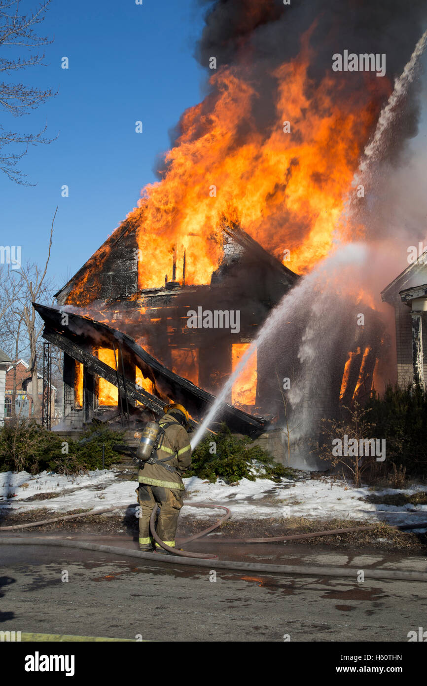 Feuerwehrmann frei Haus Löscharbeiten, Detroit, Michigan/USA Stockfoto