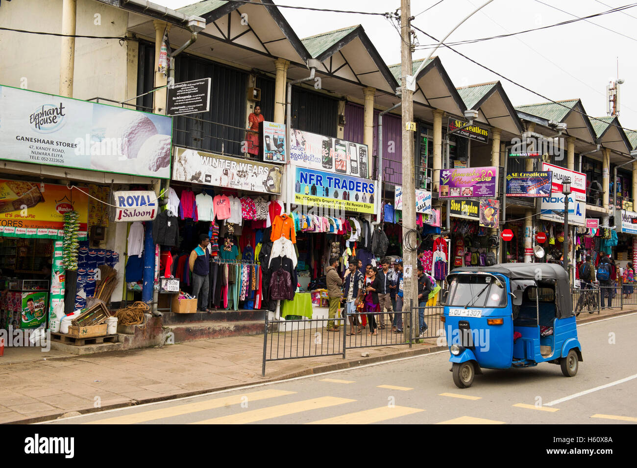 Tuk-Tuk auf Kandy Road, Nuwara Eliya, Sri Lanka Stockfoto