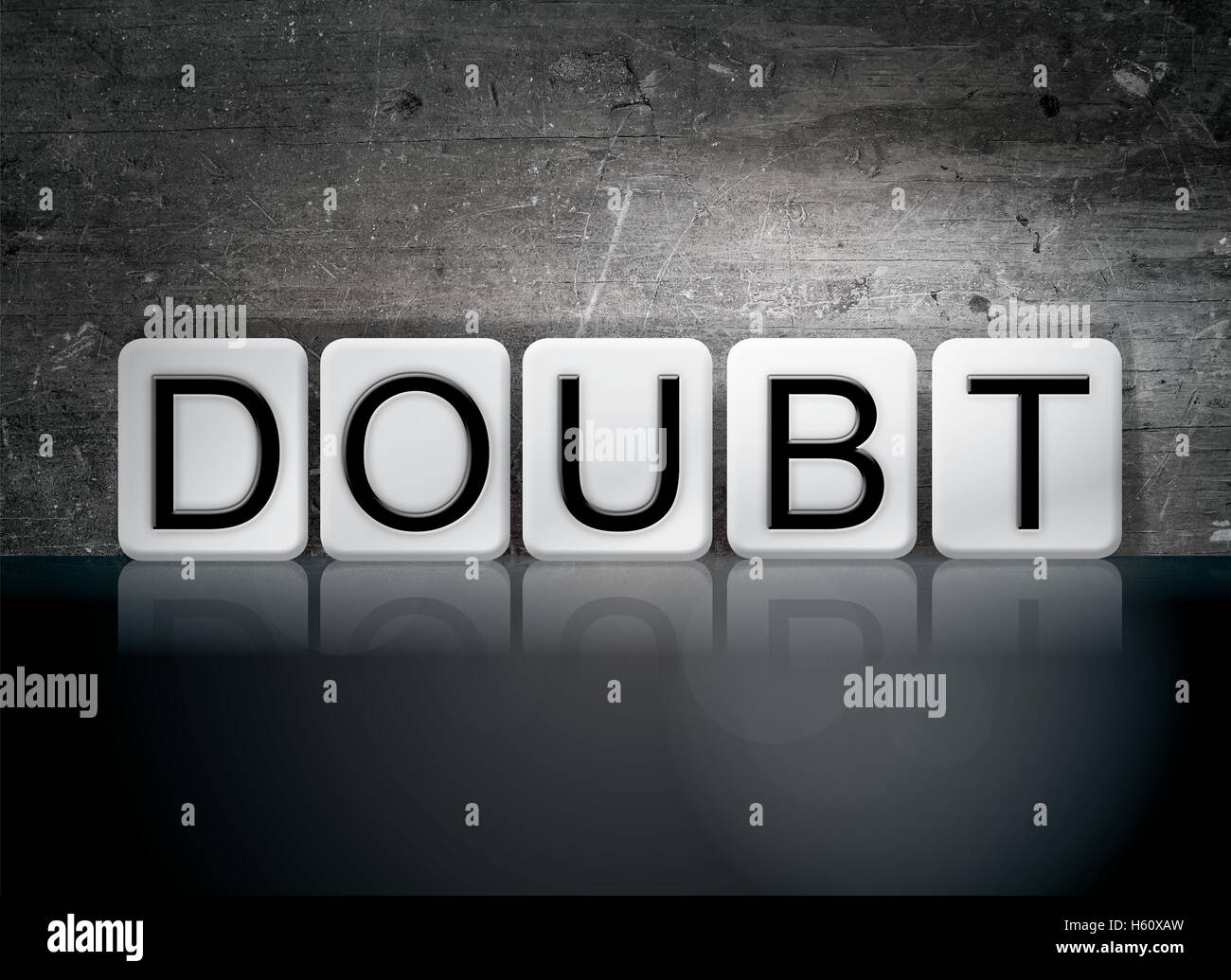 Das Wort "Zweifel" in weißen Fliesen vor dem dunklen Vintage Grunge Hintergrund geschrieben. Stockfoto