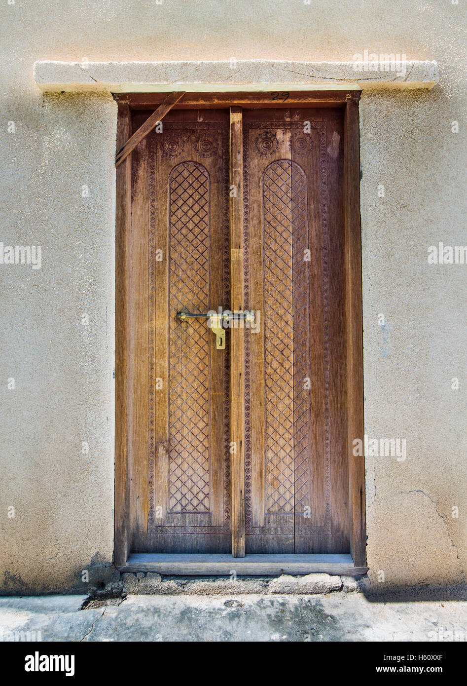 Holztür eines traditionellen omanischen Haus in Wakan Dorf Stockfoto