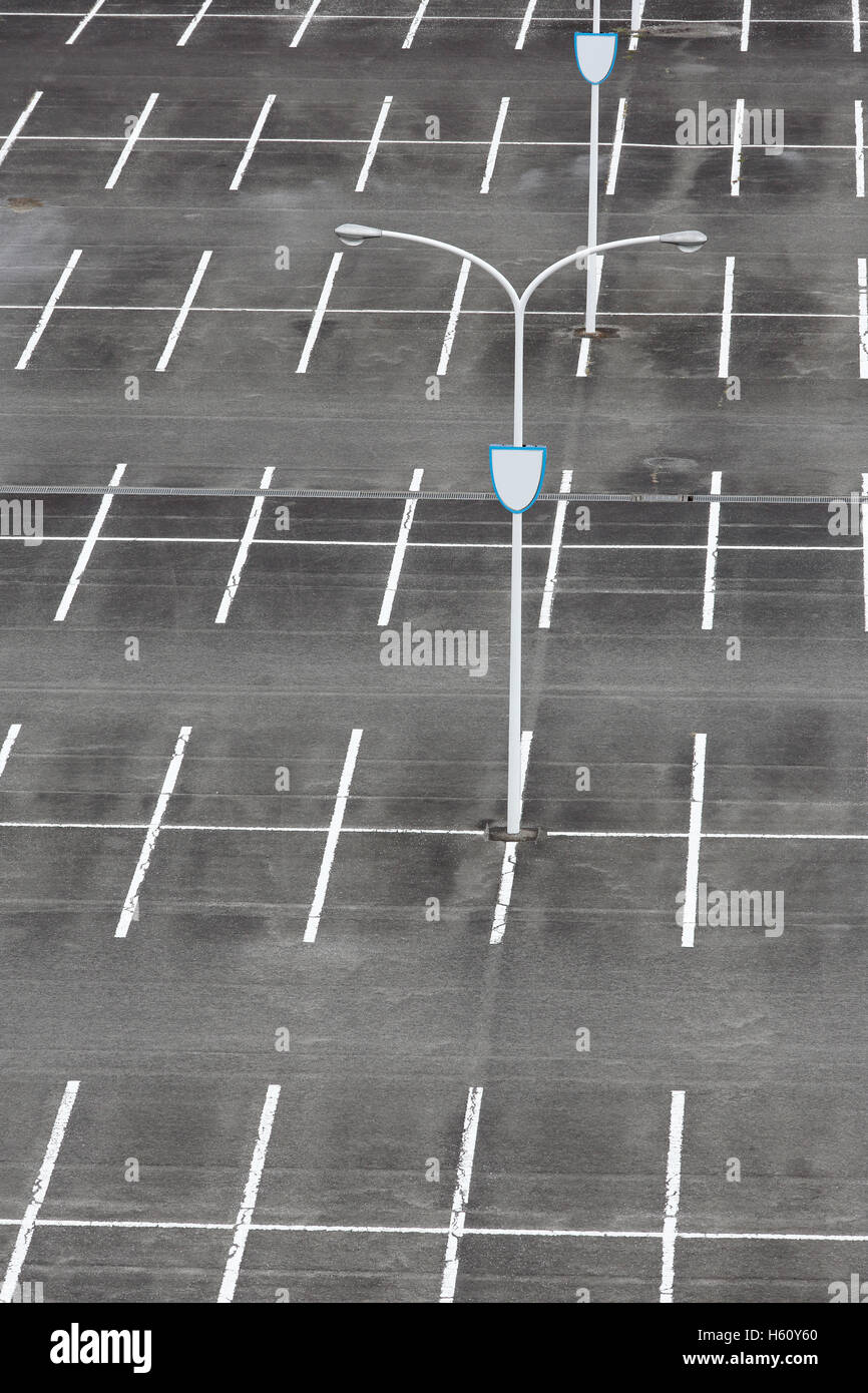 freie PKW-Parkplatz mit weißen Markierung und Lichtmast Stockfoto