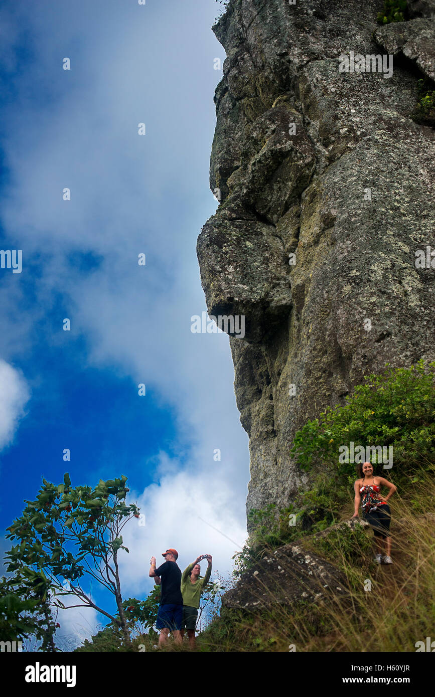 Rarotonga-Insel. Cook Island. Polynesien. Süd-Pazifik. Ein Stein geformte menschliche Figur während der Überfahrt des Waldes in Stockfoto