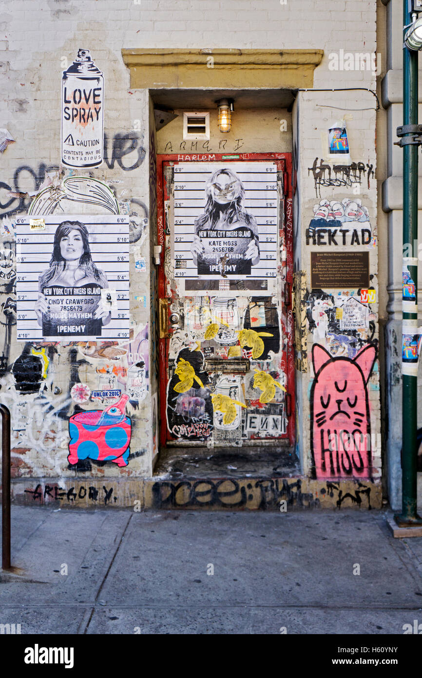 Die Tür zum Haus, wo Jean-Michel Basquiat auf Great Jones Street im East Village, in der Innenstadt, New York City lebte. Stockfoto